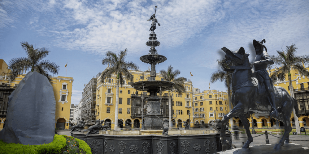 El Perú plural y una estatua